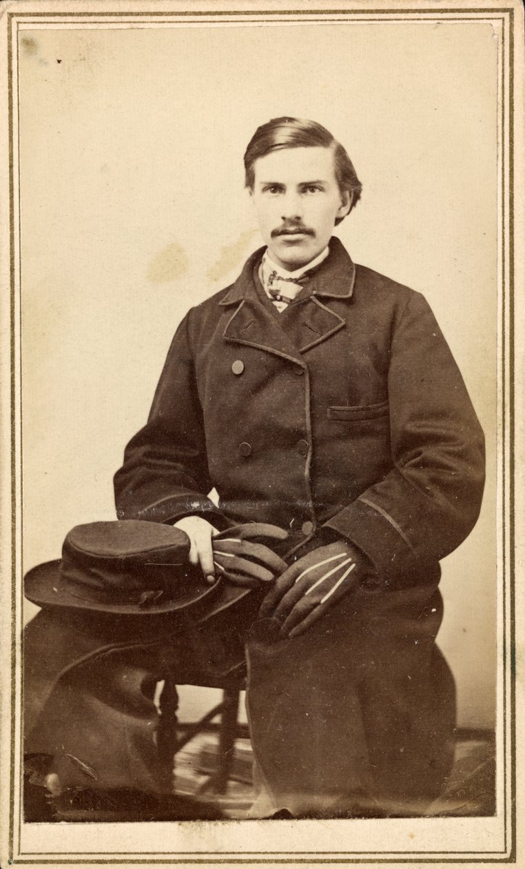 Homme non identifié en manteau avec chapeau et gants - American Photographer