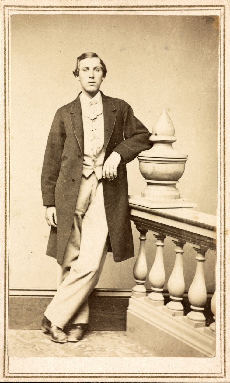 Homme non identifié en manteau appuyé contre un pilier, vers 1860-75 (tirage sur papier albuminé) - American Photographer
