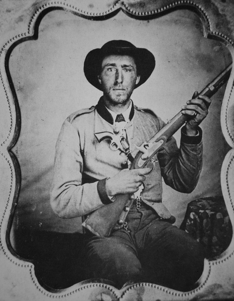 Soldat confédéré inconnu posant dans le studio du photographe - American Photographer