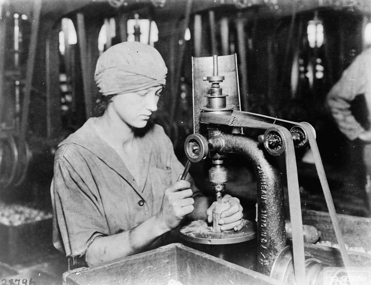 Femme fraisant un trou de tube de détonateur et remplissant un trou dans une grenade à main chez Westinghouse Electric & Mfg. Co., East Pittsburgh, Pa., pendant la Première Guerre mondiale, 1914-18 - American Photographer