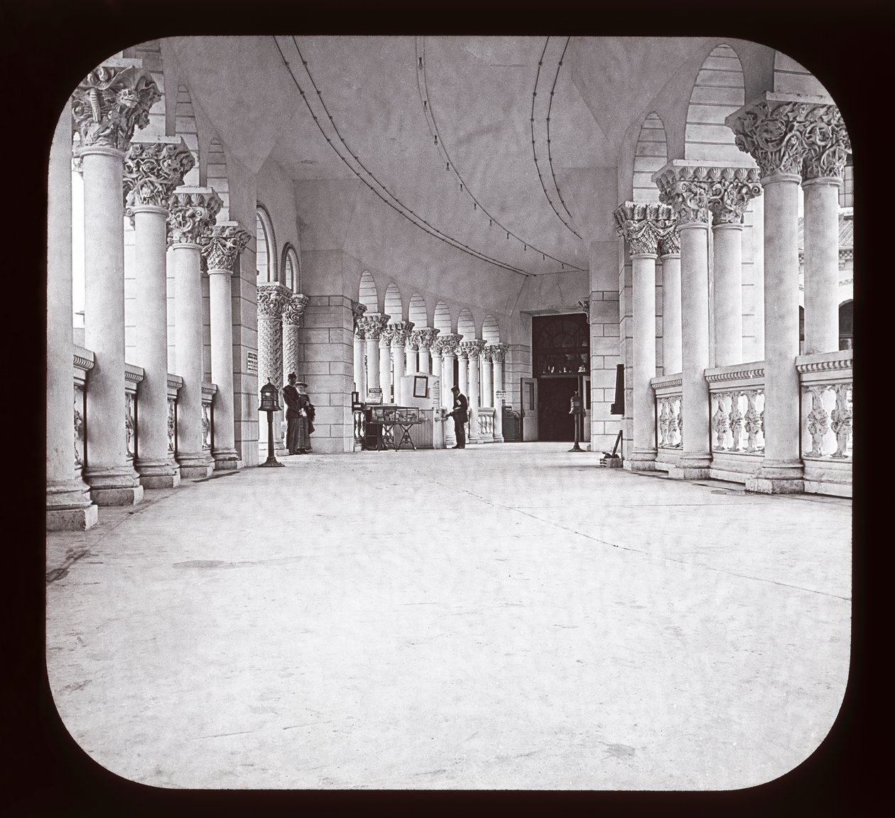 Exposition universelle de Chicago : Colonnade des pêcheries, Chicago, 1893 - American Photographer