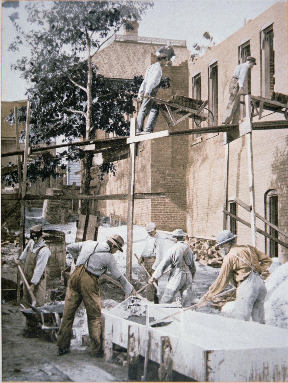 Afro-Américains construisant une extension à l