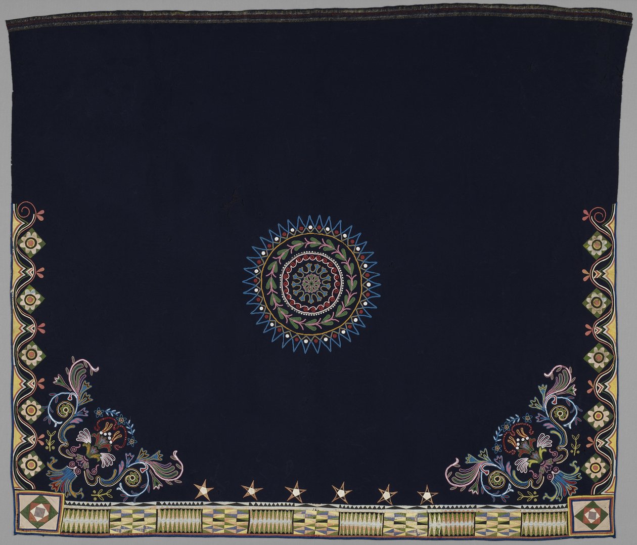 Couverture de danse, Anishinabe, Dakota, vers 1840-50 (laine, soie et perles) - American School
