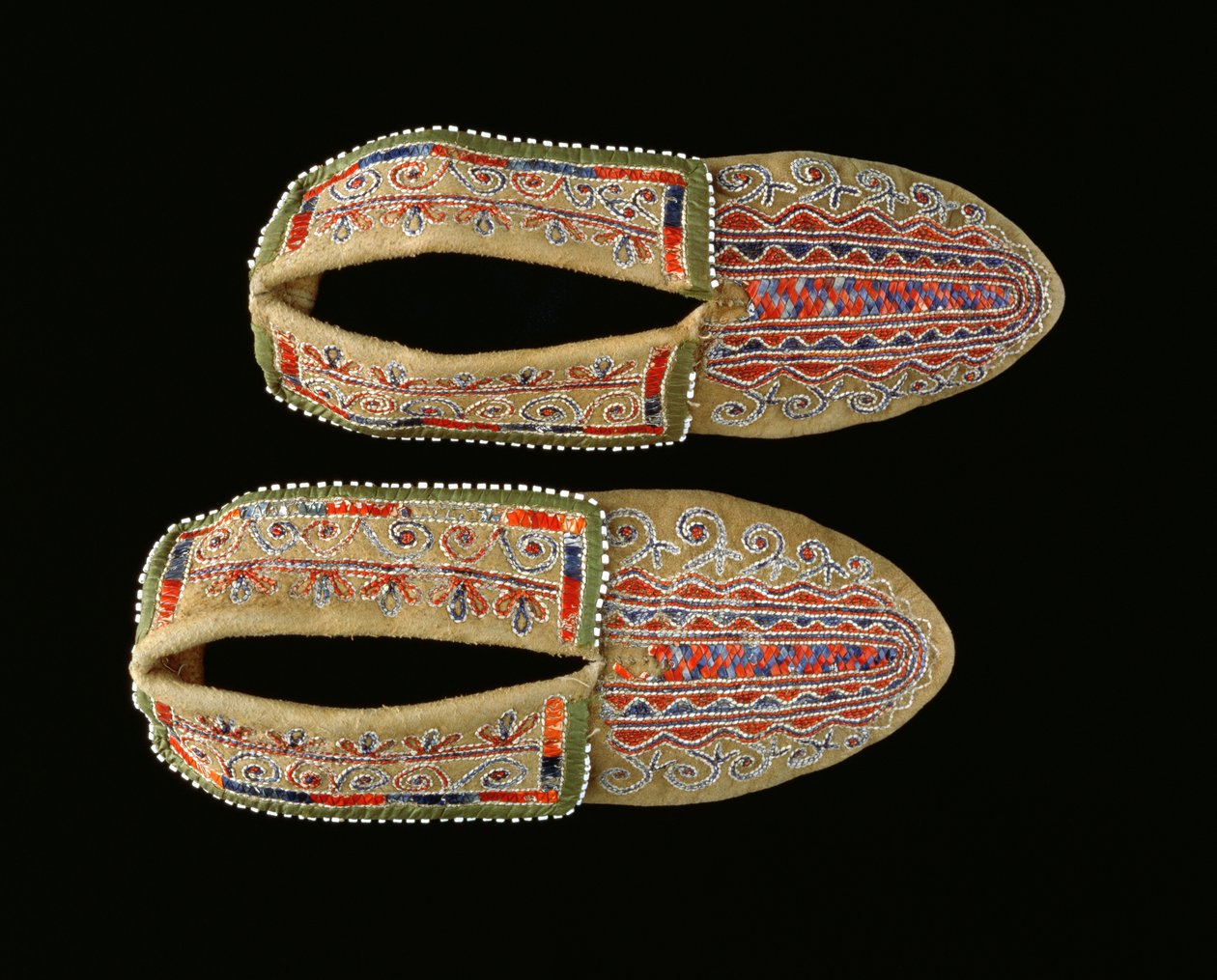 Mocassins (cuir, piquants de porc-épic teints, perles et soie) - American School
