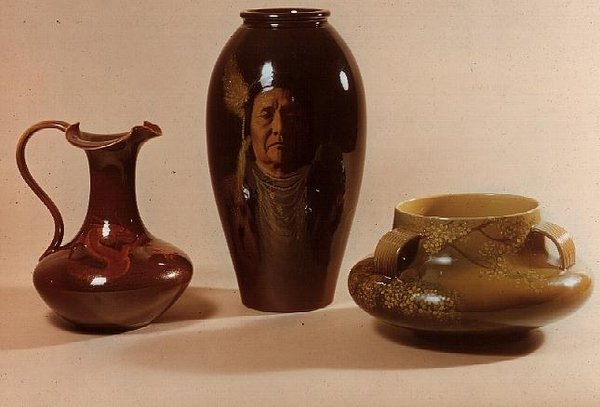 Vase avec portrait du chef Joseph de la tribu Nez Perce, signé par W.P. Macdonald ; aiguière avec motif de dragon marquée des initiales d