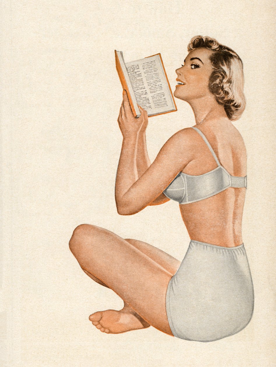 Femme en lingerie lisant un livre - American School
