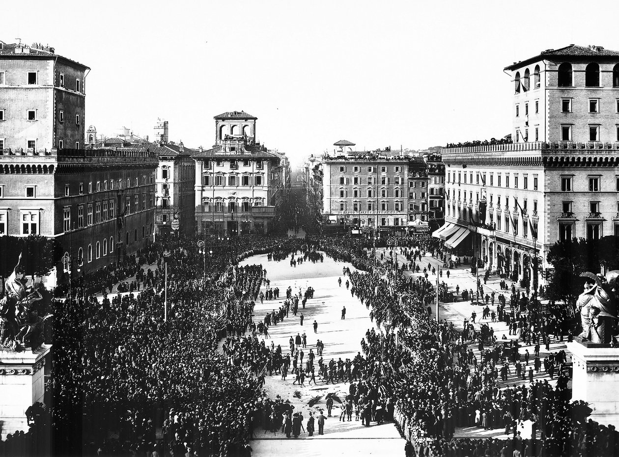 Piazza Venezia à Rome pendant la célébration fasciste commémorant le Soldat Inconnu à l