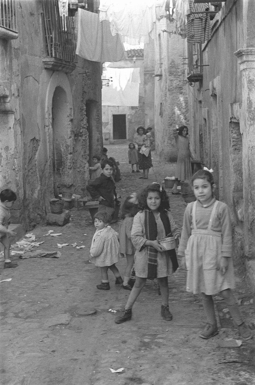 ENFANTS EN ROUTE VERS CROTONE, Crotone - Ando Gilardi