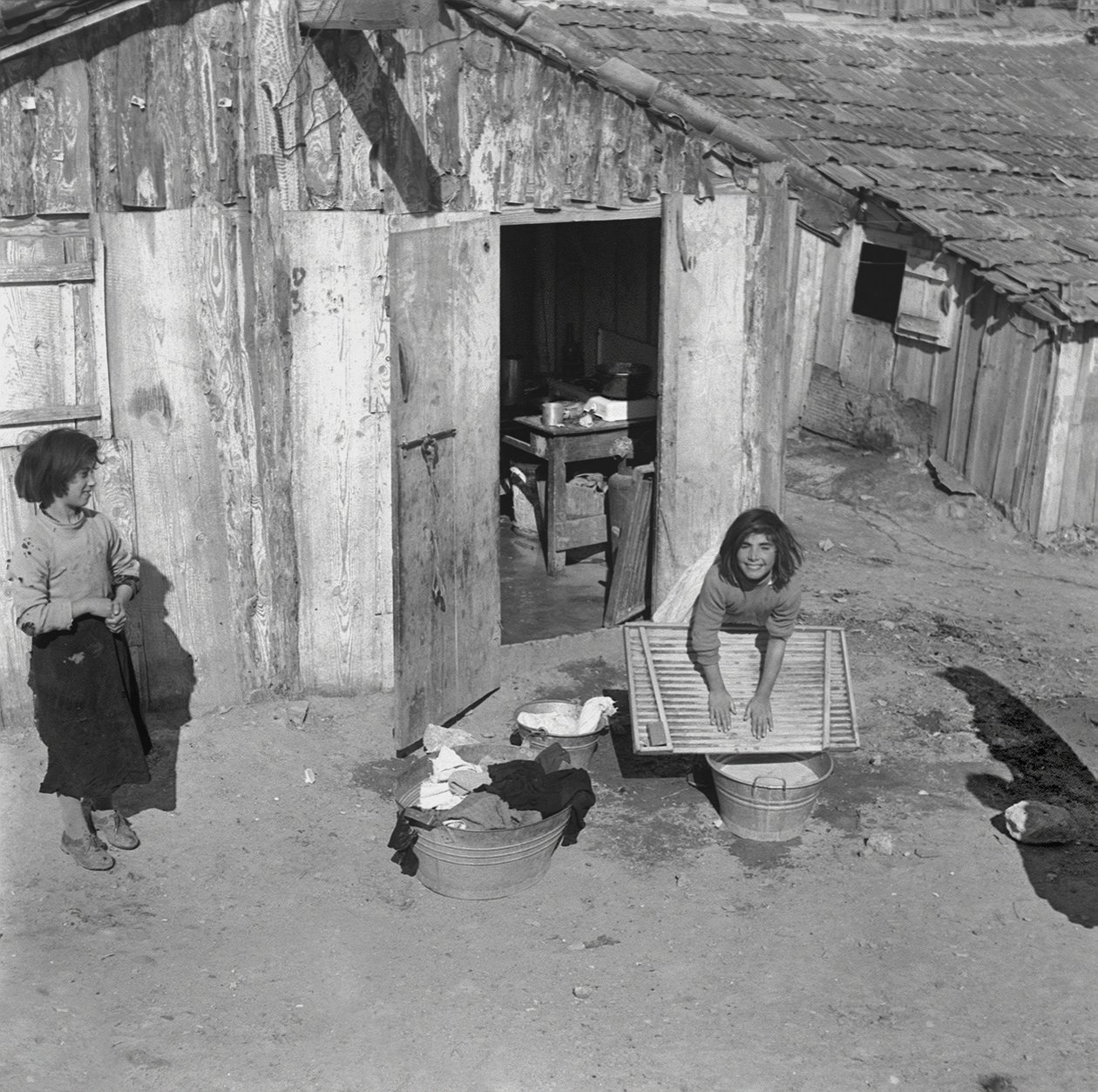 LES ENFANTS LAVENT LE LINGE, Crotone - Ando Gilardi