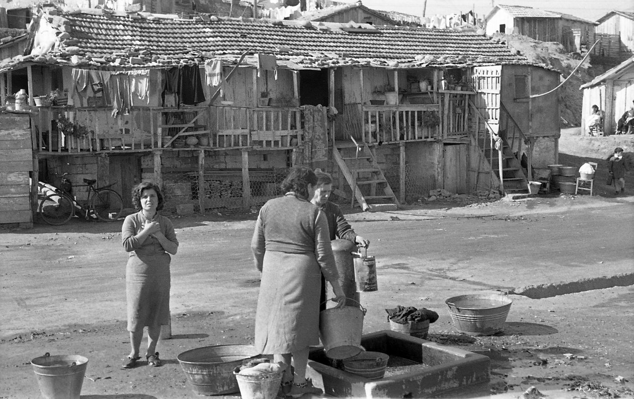 CROTONE - FEMMES À LA FONTAINE - Ando Gilardi