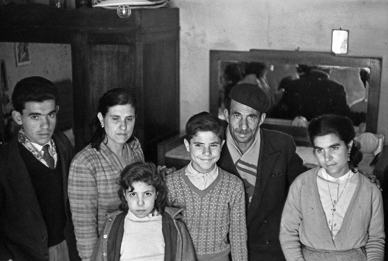 GROUPE FAMILIAL DANS UN INTÉRIEUR - Ando Gilardi