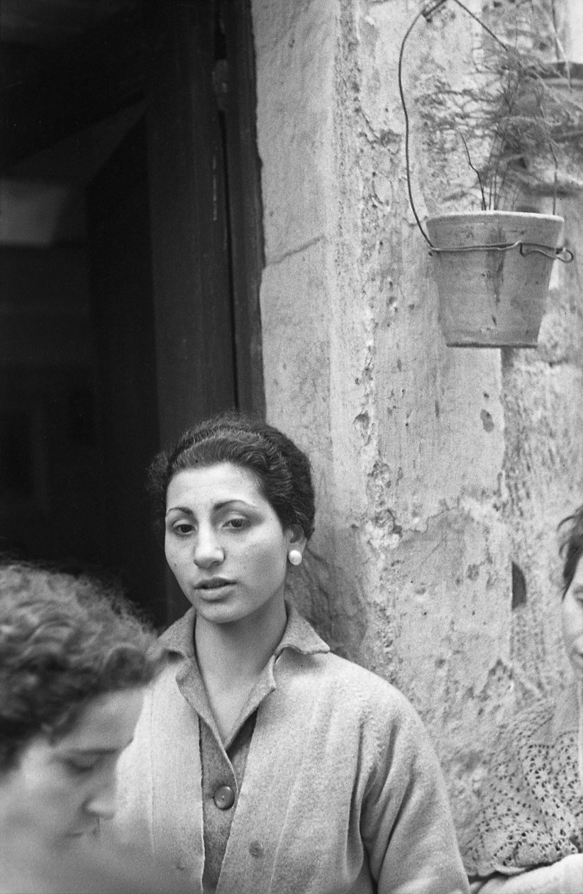 FEMMES SUR LE SEUIL DE LA MAISON - Ando Gilardi
