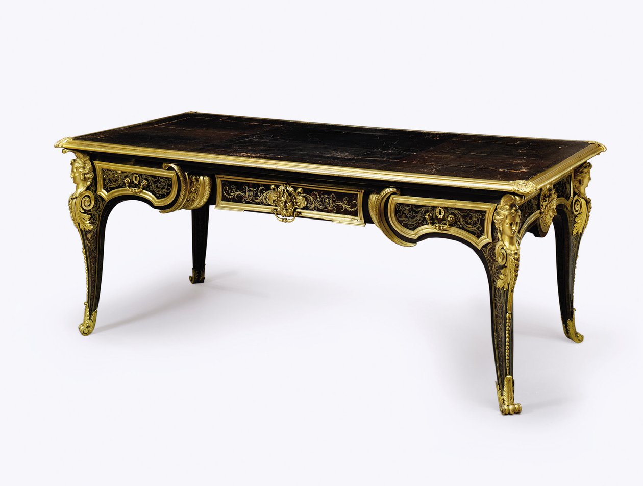 Bureau plat Louis XIV en écaille de tortue brune avec montures en bronze doré, vers 1710 - Andre Charles (attr. to) Boulle