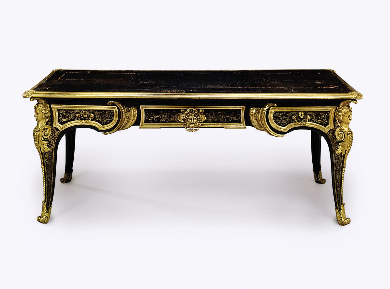 Bureau plat Louis XIV en écaille de tortue brune monté en or, vers 1710 - Andre Charles Boulle