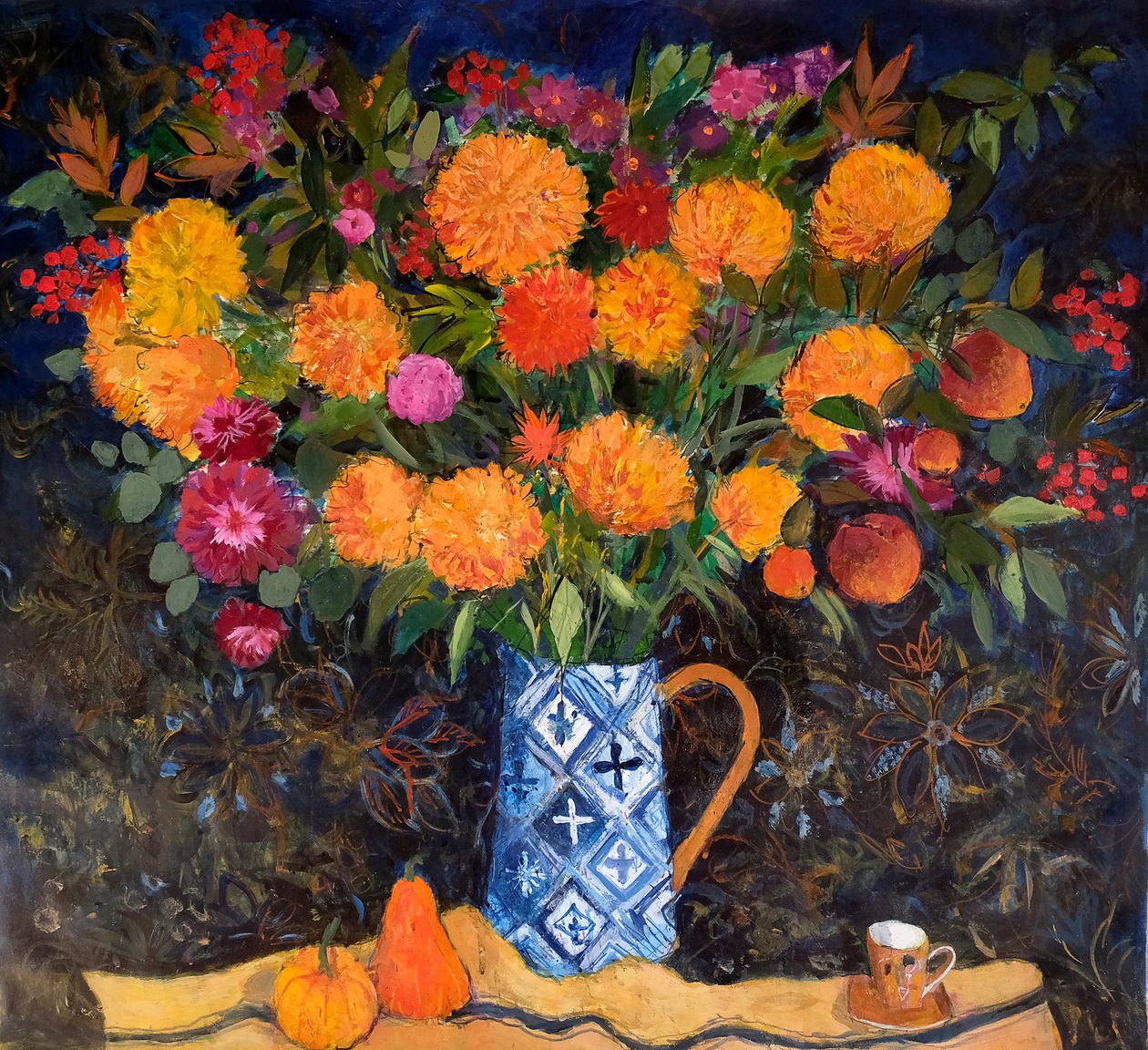 Chrysanthèmes orange sur une nappe en tapisserie, 2022 - Ann Oram