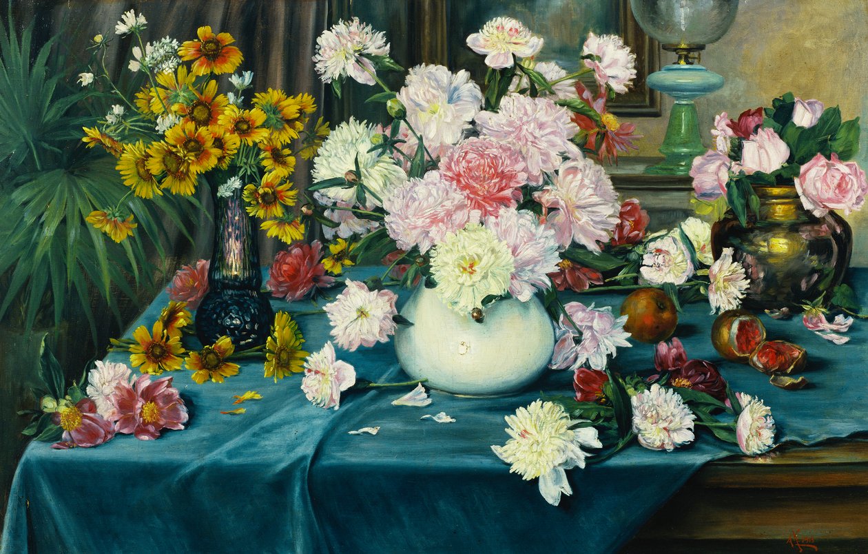 Pivoines, roses et autres fleurs dans des vases sur une table drapée d