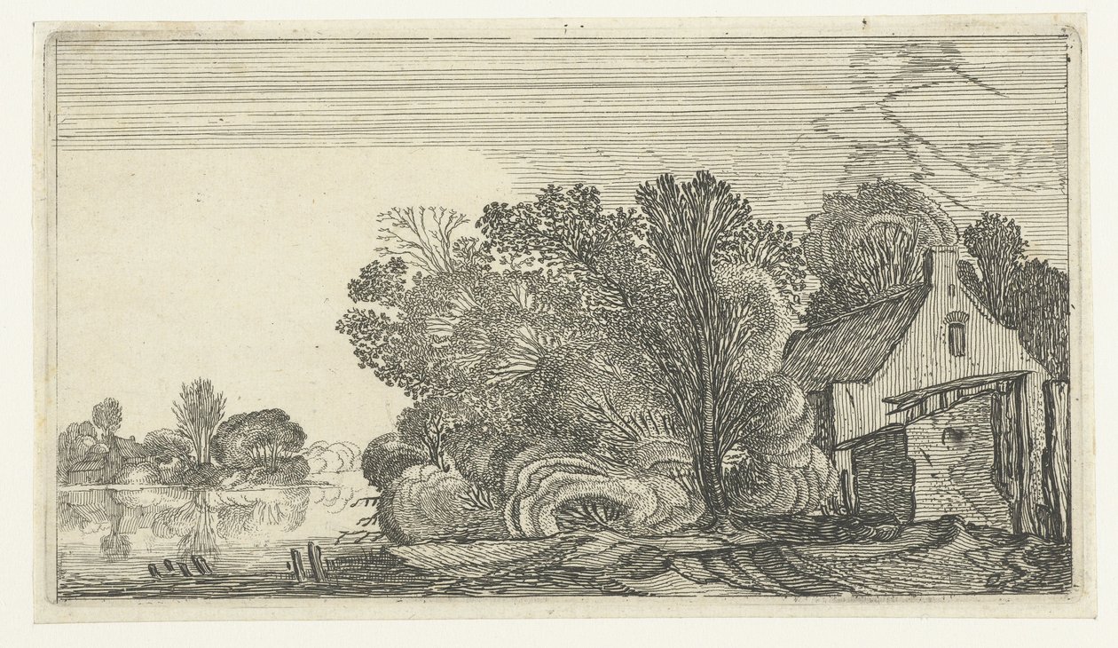 Ferme entre les arbres au bord d
