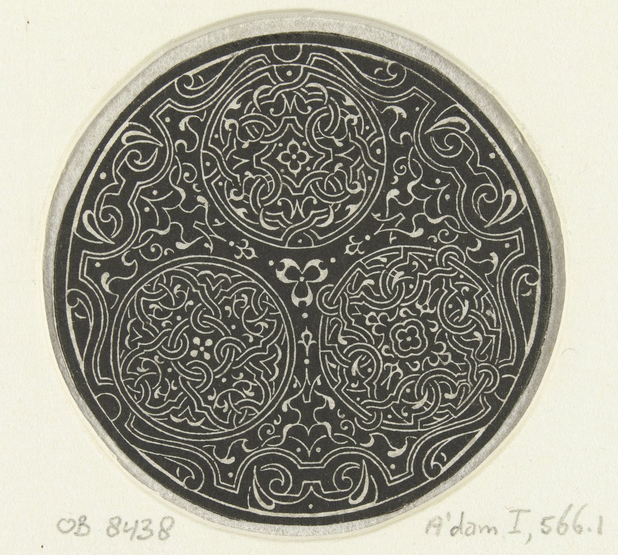 Trois médaillons avec des mauresques (Mauresques blanches sur fond noir) - Anonymous