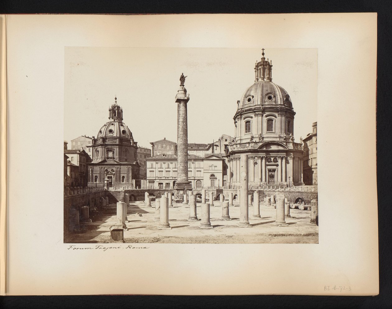 Vue du Forum de Trajan à Rome, avec la colonne de Trajan et les églises Santissimo Nome di Maria et Santa Maria di Loreto, Italie - Anonymous
