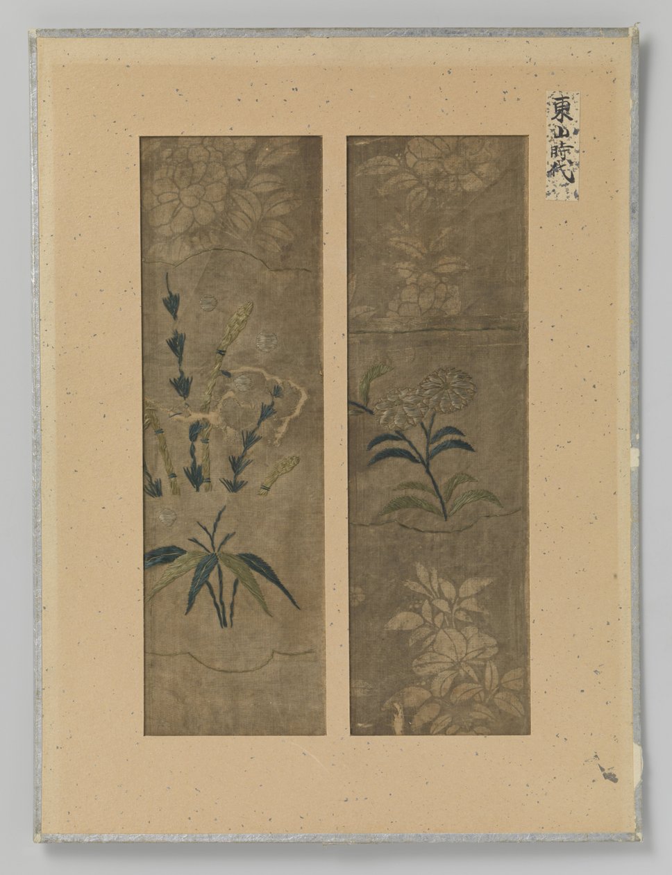 Deux fragments de textile sur une feuille, broderie et impression sur soie - Anonymous