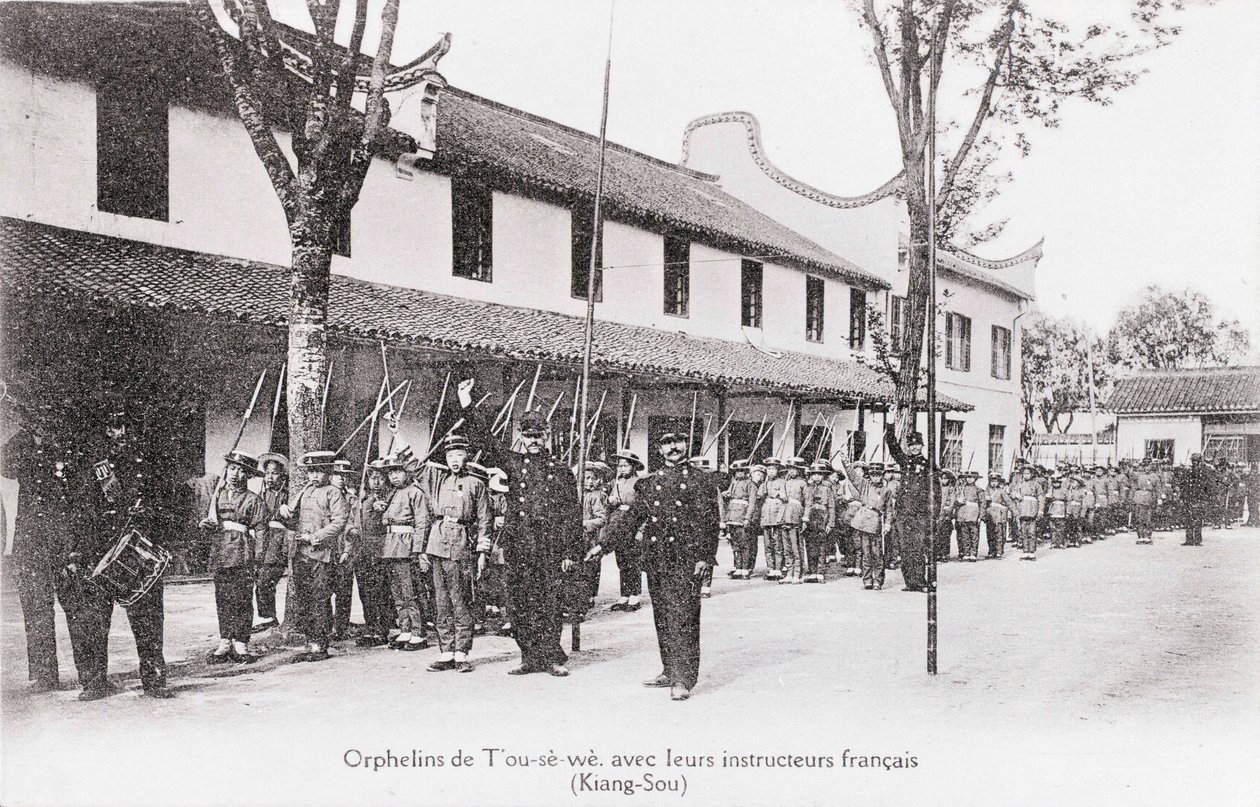 Orphelins chinois avec leurs instructeurs français dans la région de Kiang Sou. Photographie du début du 20ème siècle - Anonymous Anonymous