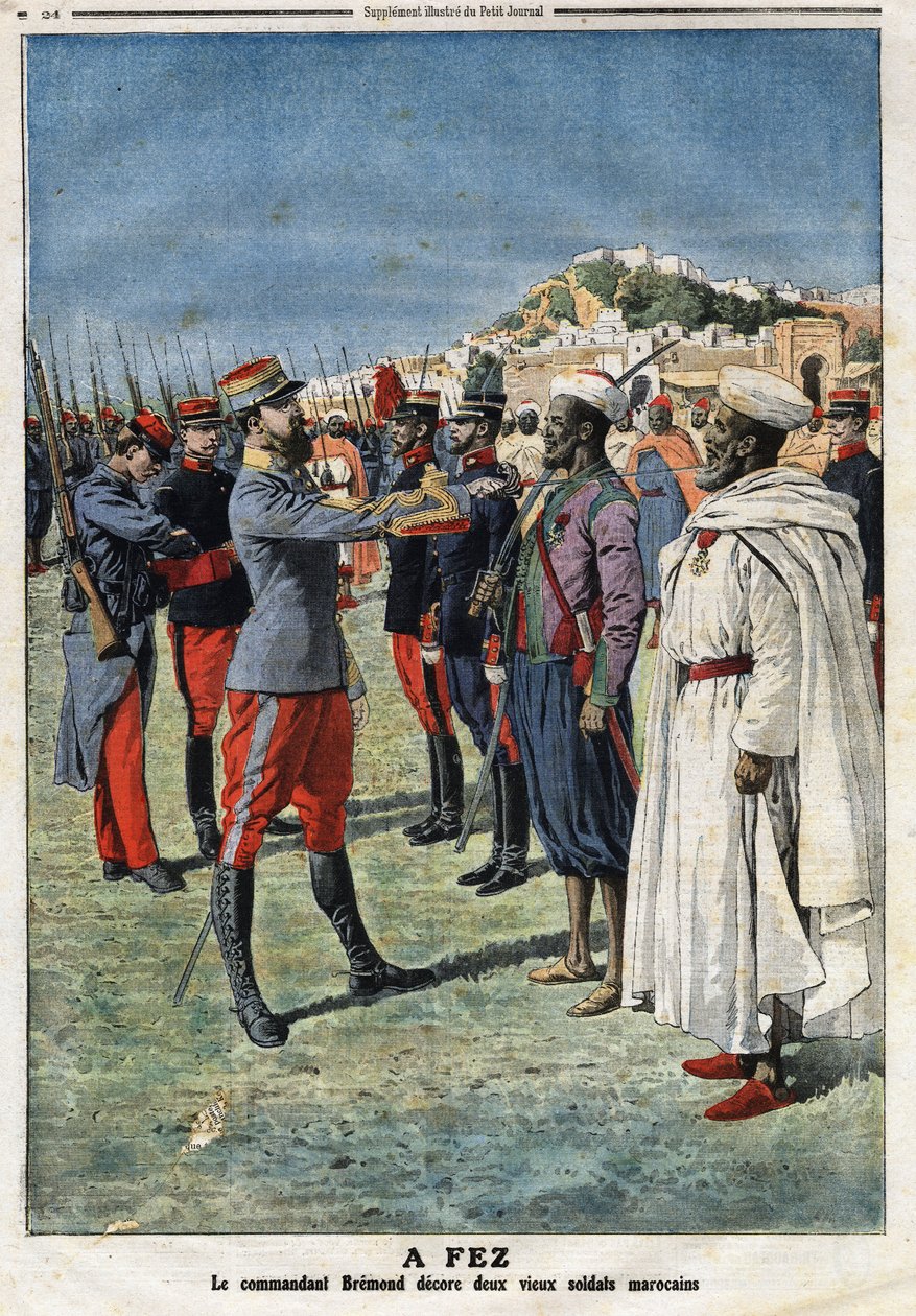 Le commandant Édouard Brémond (1868-1948) décore deux anciens soldats marocains à Fès. Gravure dans « Le Petit Journal », le 21/01/1912. Collection privée - Anonymous Anonymous