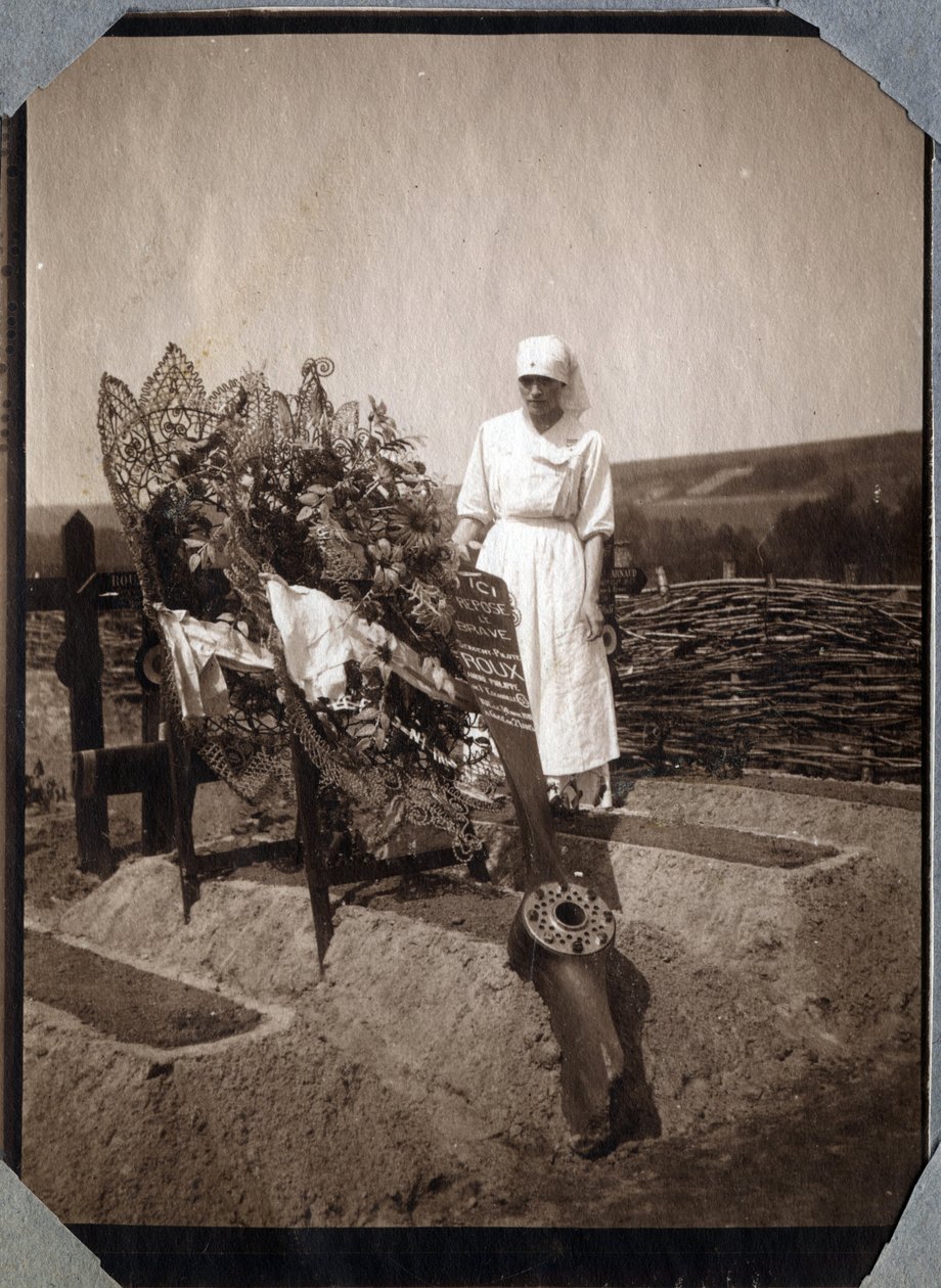 Première Guerre mondiale 1914-1918 : infirmière (Thérèse Pavillou ?) en blouse sur la tombe du sergent pilote français Roux, mort à 21 ans, à Couville, Manche, Basse-Normandie, France. Photographie anonyme juillet 1917. Collection privée, Stella. - Anonymous Anonymous