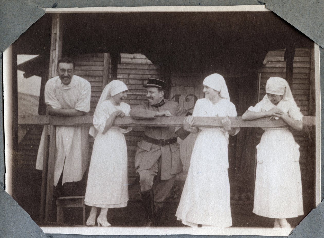 Première Guerre mondiale 1914-1918 : infirmières en blouse amusante avec des soldats et un médecin à Couville, Manche, Basse-Normandie, France. Photographie anonyme juillet 1917. Collection privée, Stella. - Anonymous Anonymous