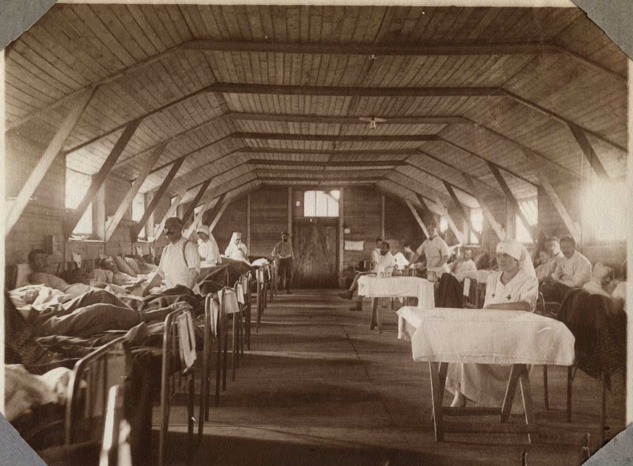 Première Guerre mondiale 1914-1918 : soldats blessés et infirmières de la Croix-Rouge française, camp de Couville dans la Manche, Basse-Normandie, France. Photographie anonyme juillet 1917. Collection privée, Stella. - Anonymous Anonymous
