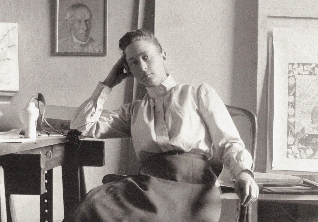 Hilma af Klint dans son atelier à Hamngatan, Stockholm, vers 1895 (photographie) - Anonymous Anonymous