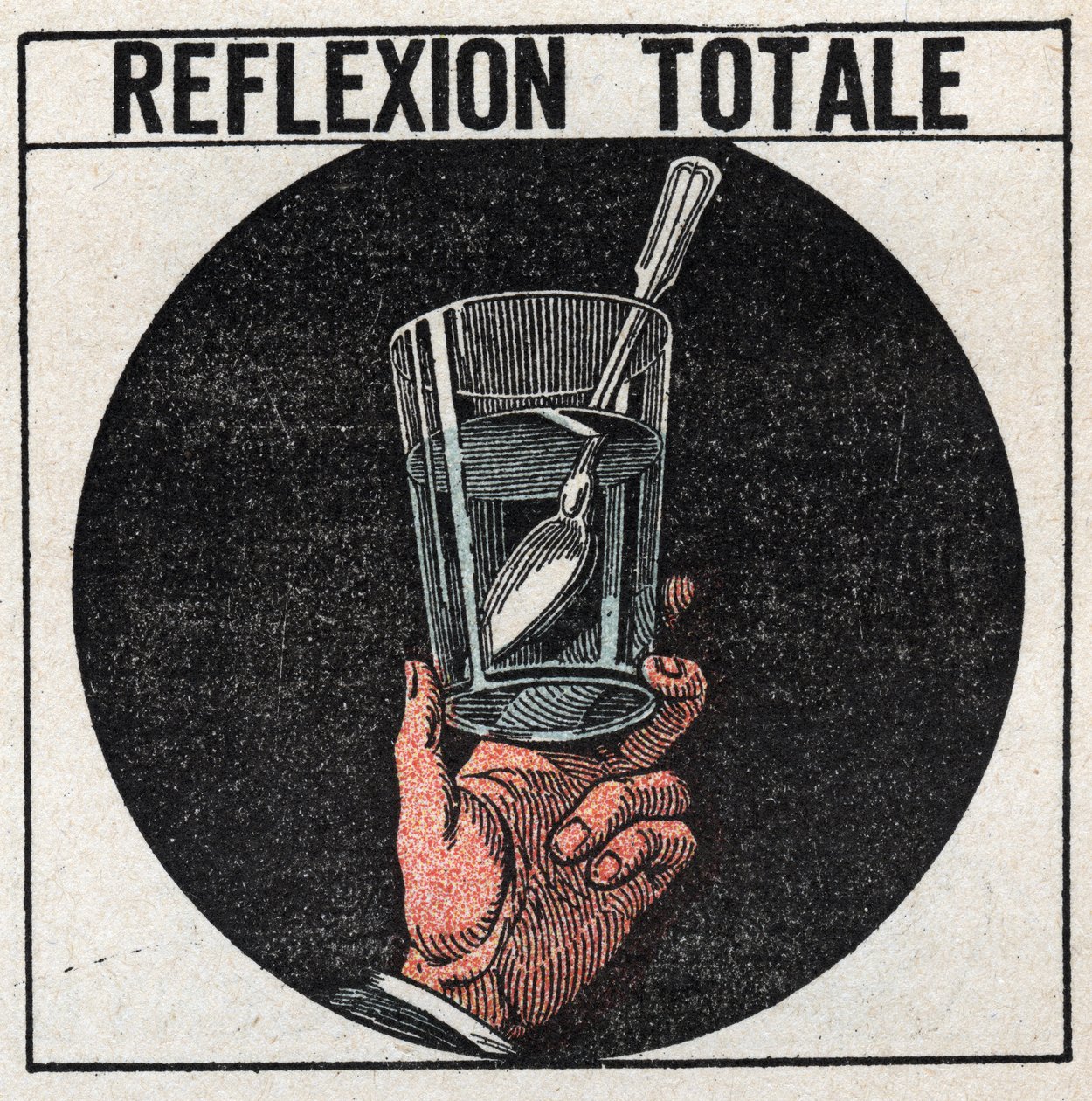 Réfraction de la lumière : réflexion totale observée avec une cuillère en argent dans un verre d