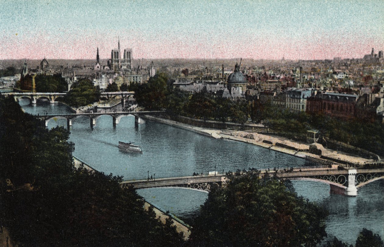 Paris : panorama de la Seine vers la Cathédrale Notre-Dame et l
