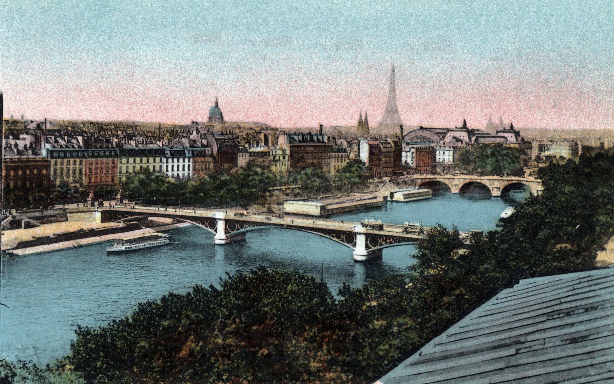 Paris : panorama de la Seine avec la tour Eiffel en arrière-plan. Photographie de 1920 dans « Album Artistique » de la ville de Paris. Collection privée. - Anonymous Anonymous