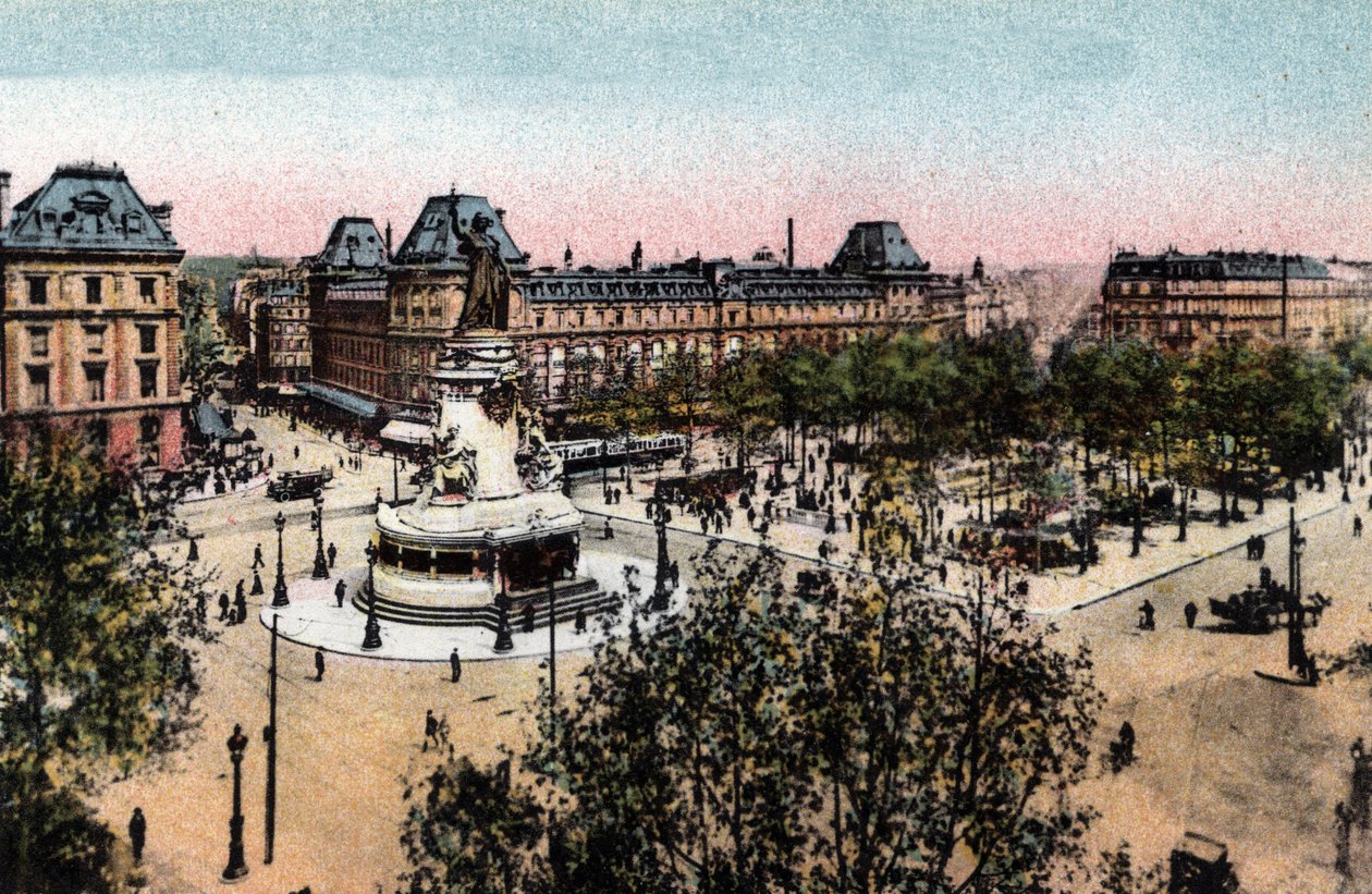 Paris : vue de la Place de la République avec la statue de la République. Photographie de 1920 dans « Artistic Album » de la ville de Paris. Collection privée. - Anonymous Anonymous