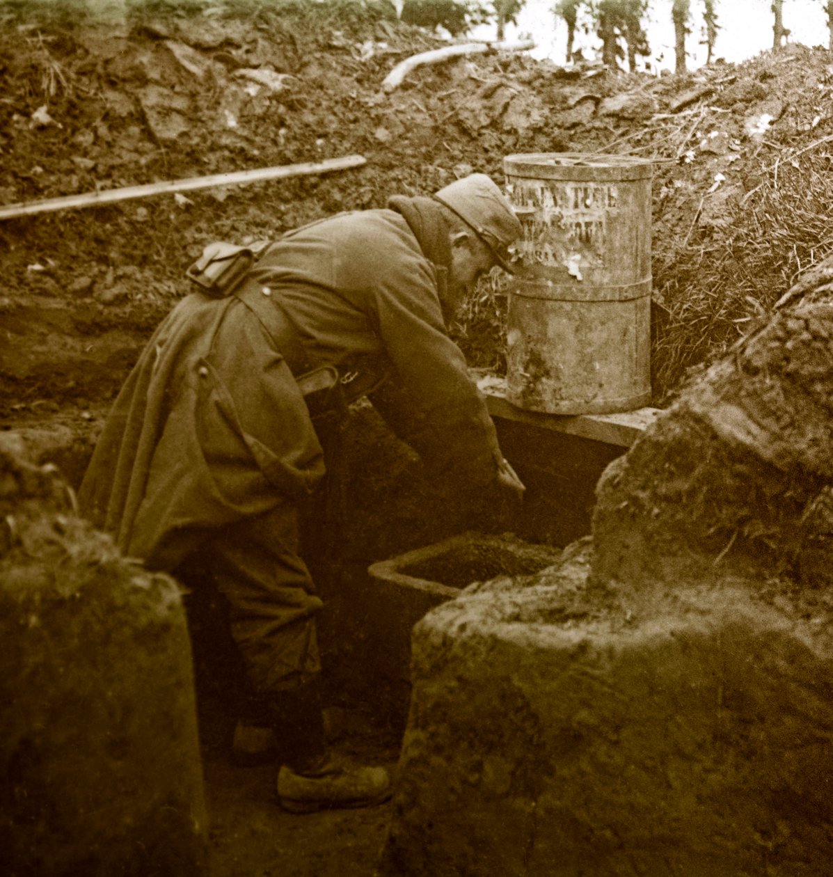Photographie - Plaque de verre stéréoscopique sur la Première Guerre mondiale : Un lavabo improvisé dans une tranchée. Collection privée - Anonymous Anonymous