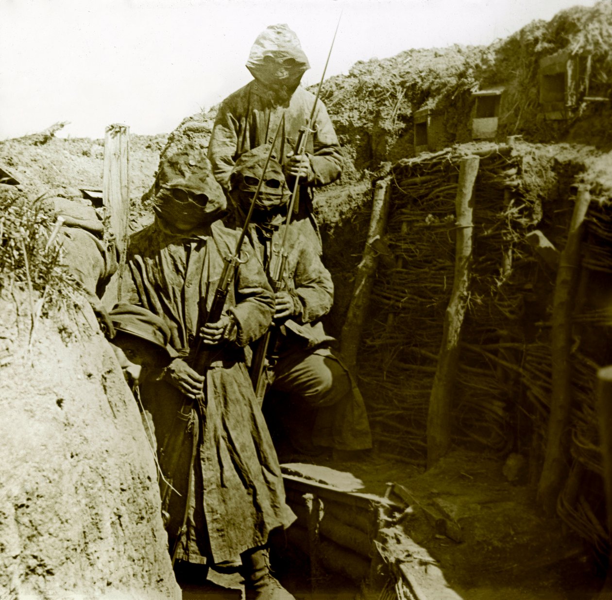 Photographie - Plaque de verre stéréoscopique sur la Première Guerre mondiale : Poilu portant la combinaison pour résister aux attaques au gaz - Anonymous Anonymous