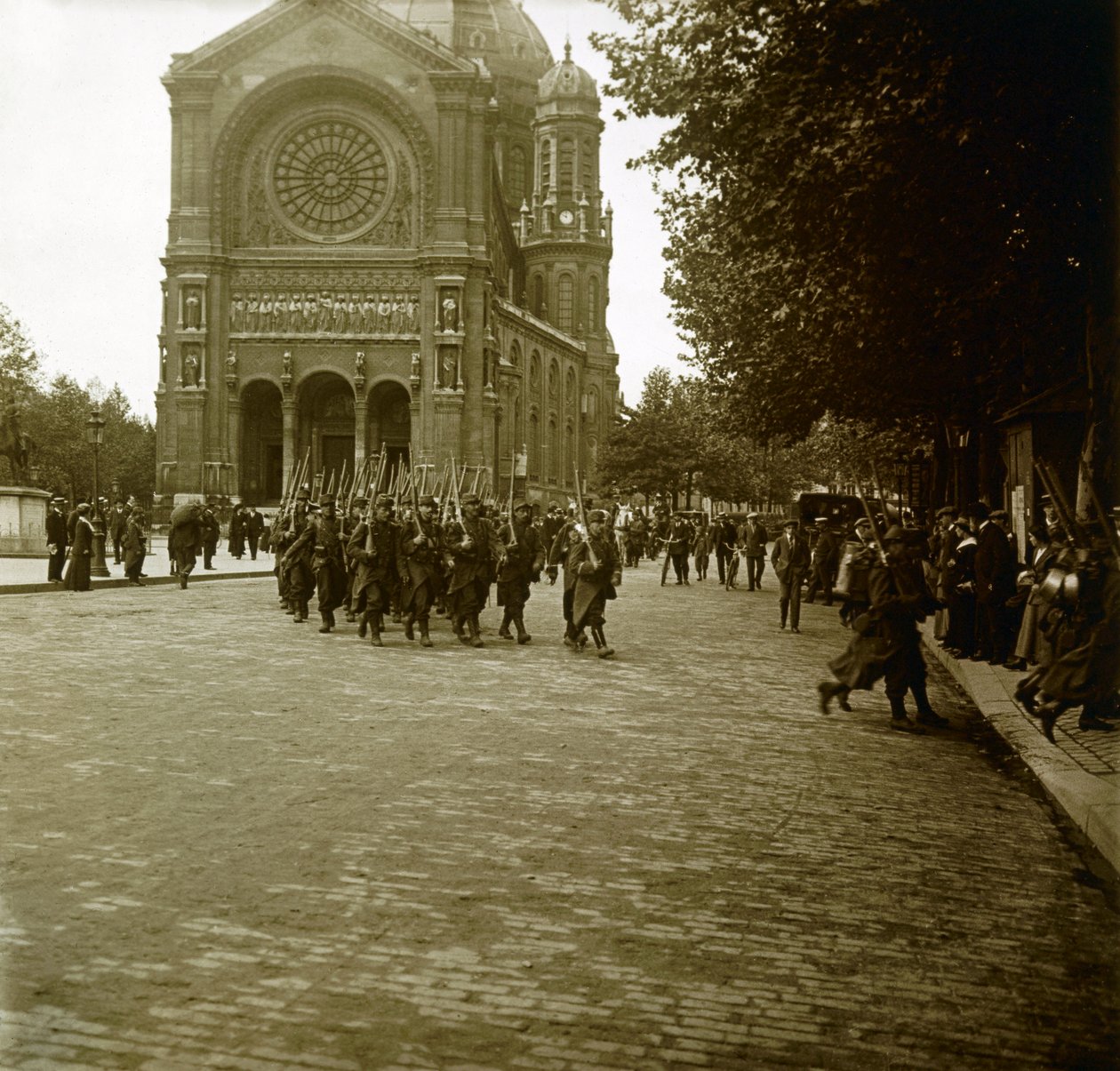 Photographie - Plaque de verre stéréoscopique sur la Première Guerre mondiale : À Paris, après la mobilisation, les jeunes recrues partent pour le front. Collection privée - Anonymous Anonymous