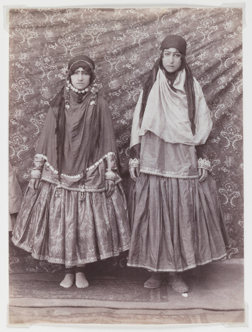Deux femmes en costume tribal - Antoin Sevruguin
