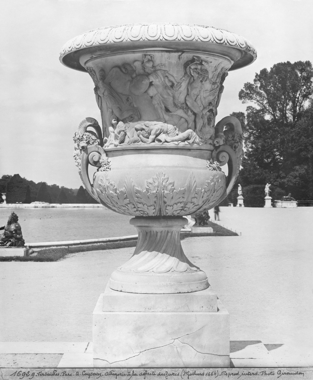 Vase monumental, allégorie de la défaite des Turcs par les troupes du roi en 1664, 1684-85 - Antoine Coysevox