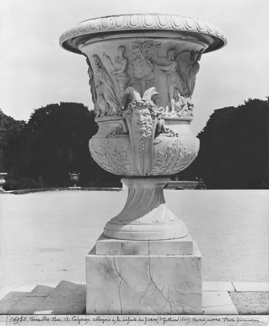 Vase monumental, allégorie de la défaite des Turcs par les troupes du roi en 1664, 1684-85 - Antoine Coysevox