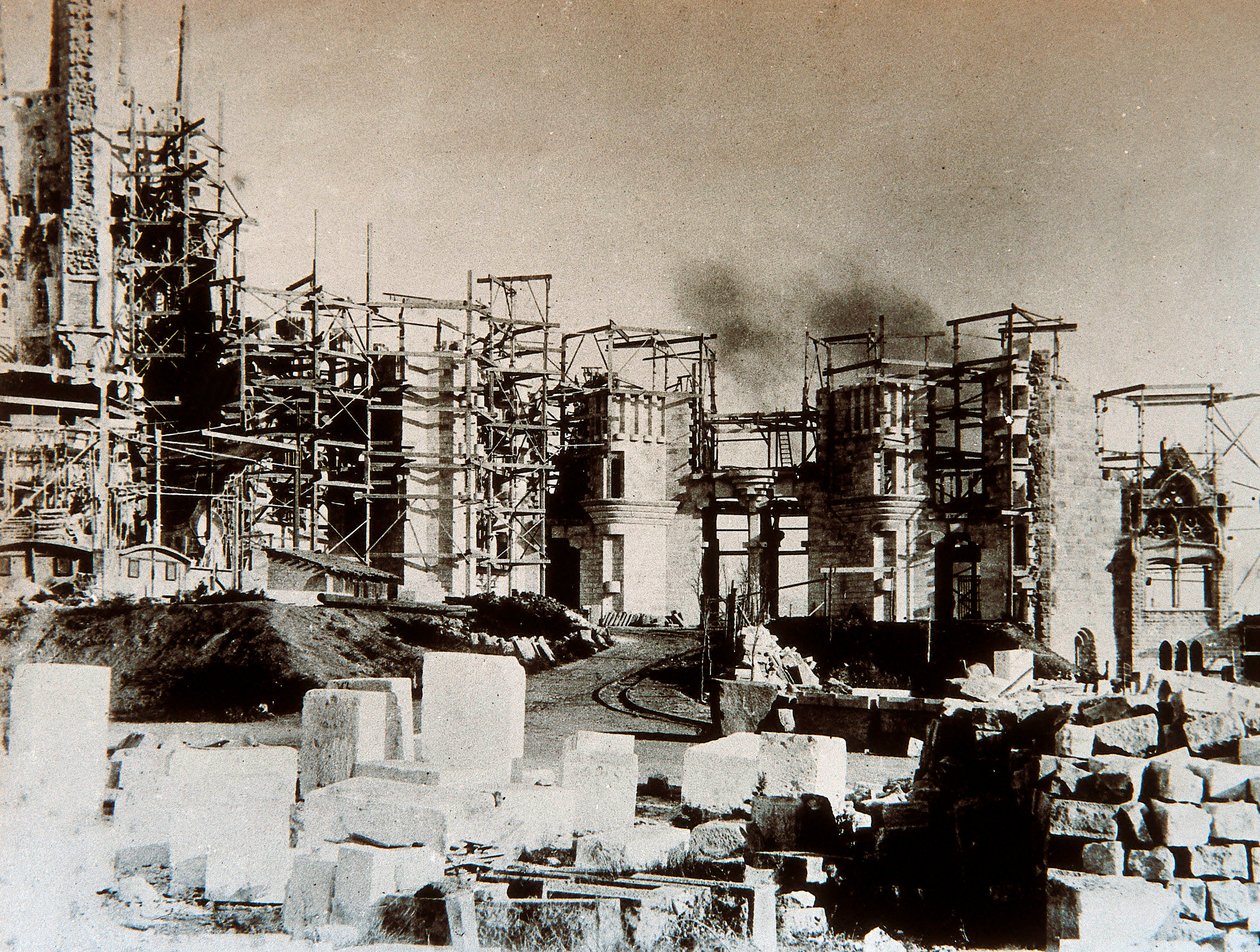 Architecture : vue de la cathédrale de la Sagrada Familia (Sainte Famille), Barcelone - le chantier en 1899 (photo n/b) - Antoni Gaudi