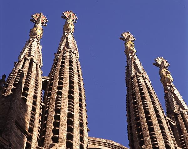 Flèches de la Sagrada Familia, église commencée en 1882 (photo) - Antoni Gaudi