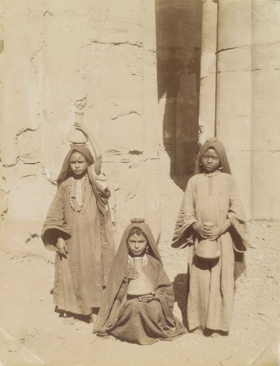 Filles arabes portant de l