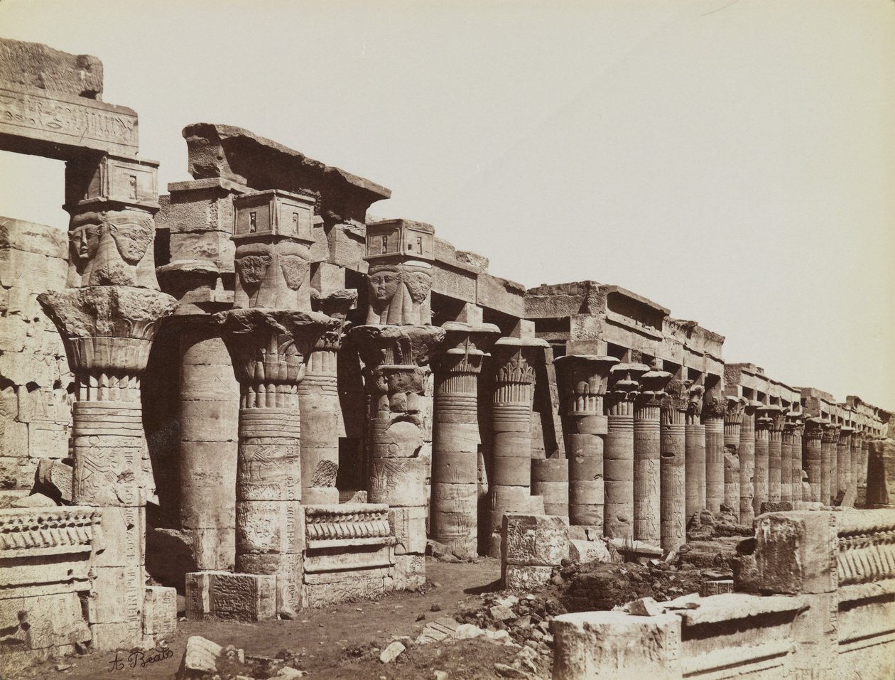 Philæ, vue du sud-est de la colonnade ouest du temple d