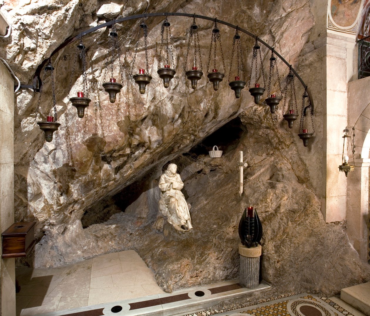 Vue de la grotte de Saint Benoît avec statue du saint réalisée par Antonio Raggi (ou Antonio Lombardo) (1624-1686). C