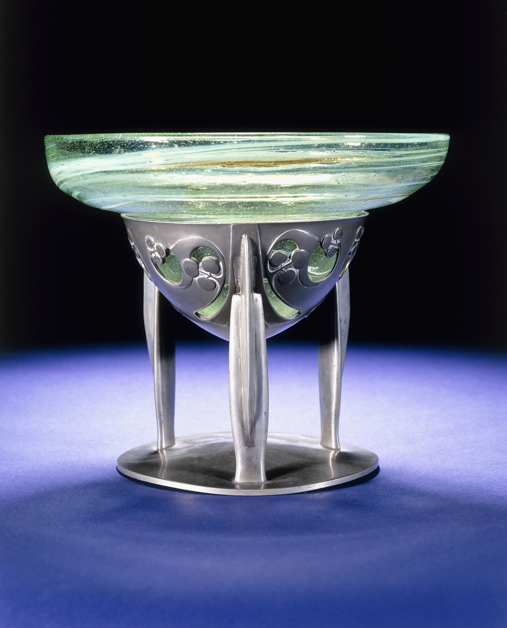 Bol en étain Liberty Tudric avec doublure en verre Clutha de James Couper & Sons, vers 1902-05 - Archibald Knox