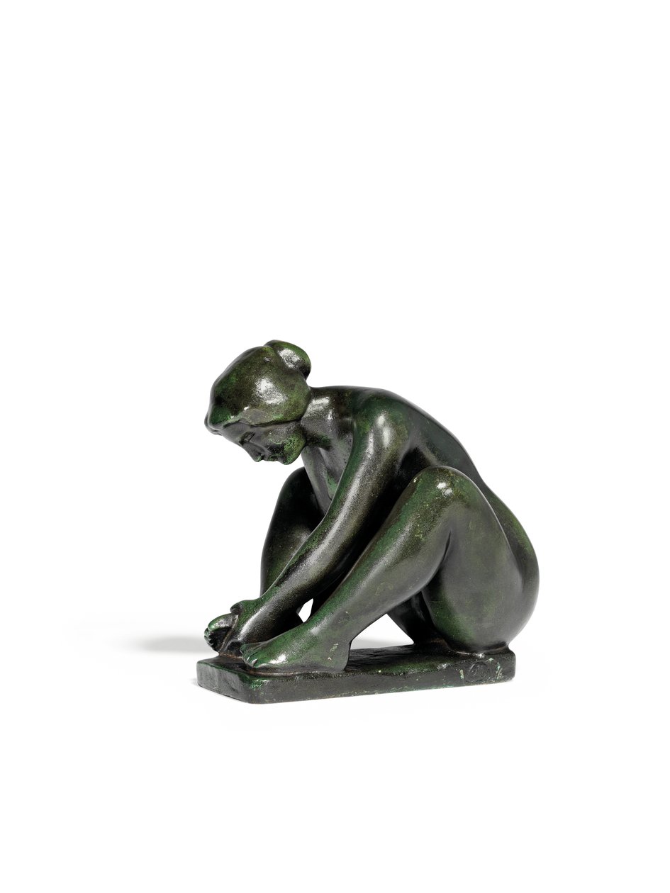 Fille accroupie tenant un pied - Aristide Maillol