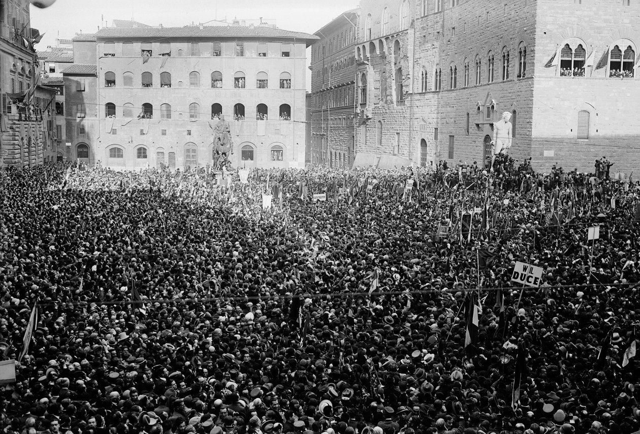 Foule rassemblée sur la Piazza Signoria à l