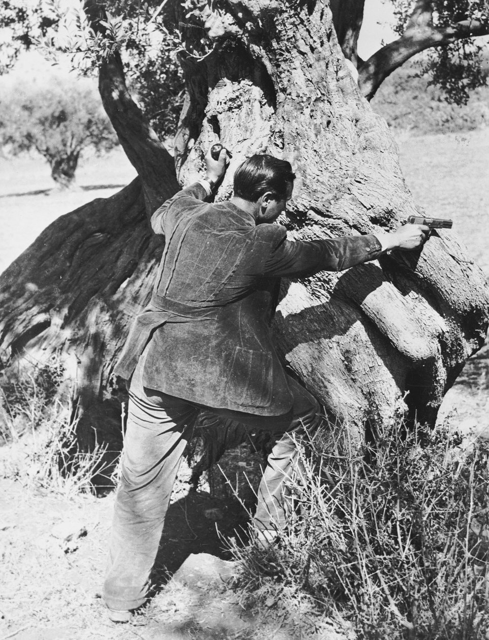 Salvatore Giuliano pointant un pistolet - Armando Bruni
