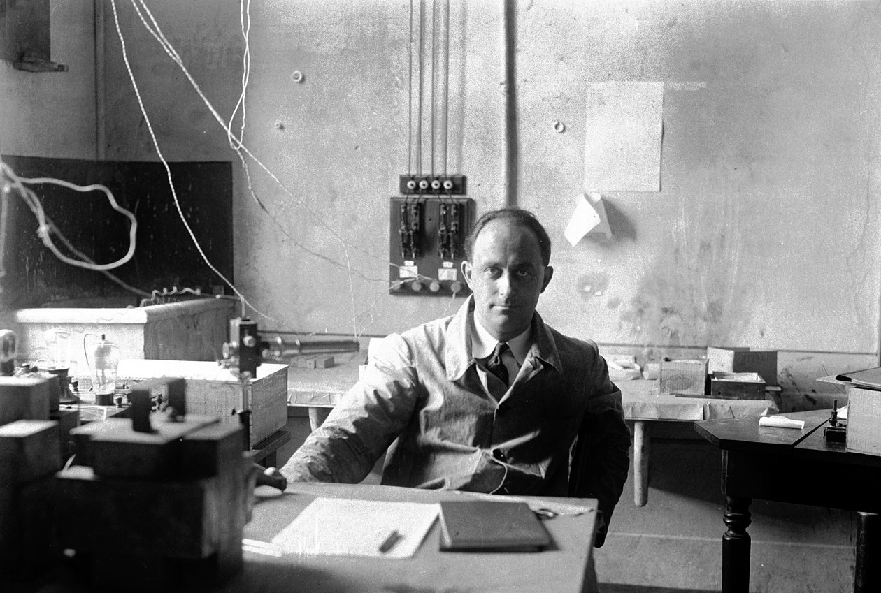 Le physicien italien Enrico Fermi (1901-1954, Prix Nobel de Physique en 1938) dans le laboratoire (photo n/b) - Armando Bruni